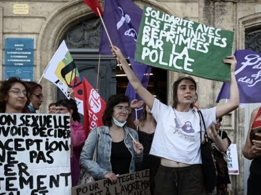 Francë, e drejta për abort do të vendoset në Kushtetutë