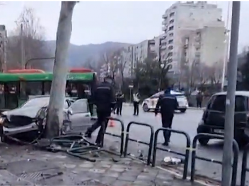 Aksident në Tiranë, automjeti përplaset me pemën dhe kangjellat e rrugës