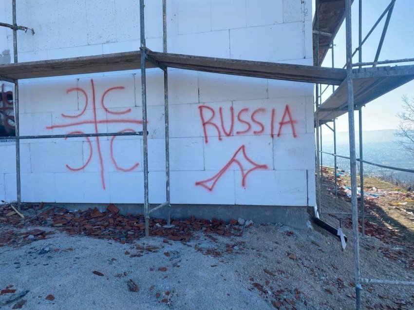 Grafite serbe në një shtëpi të pa banuar te Kroi i Vitakut