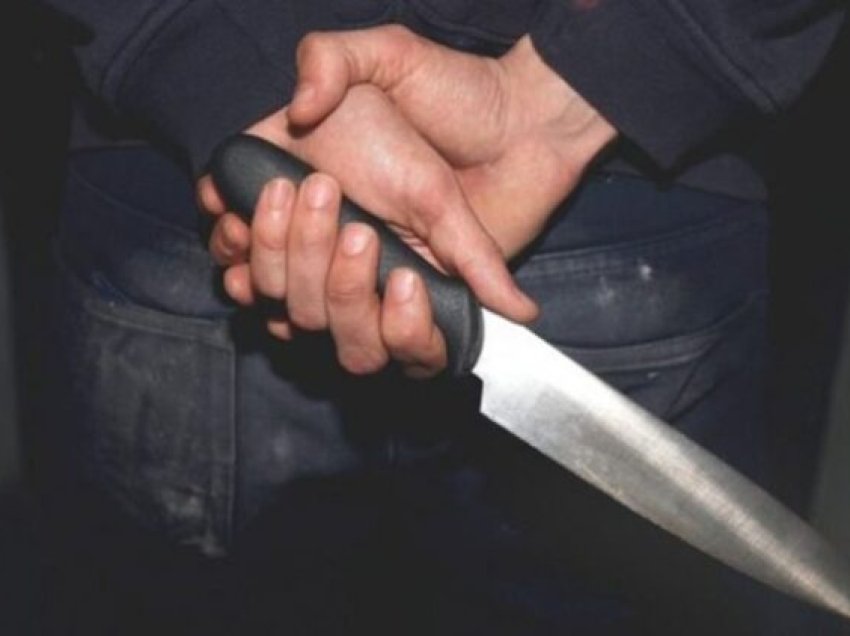 Një burrë me të meta mendore dyshohet se sulmoi me thikë një grua në Ferizaj
