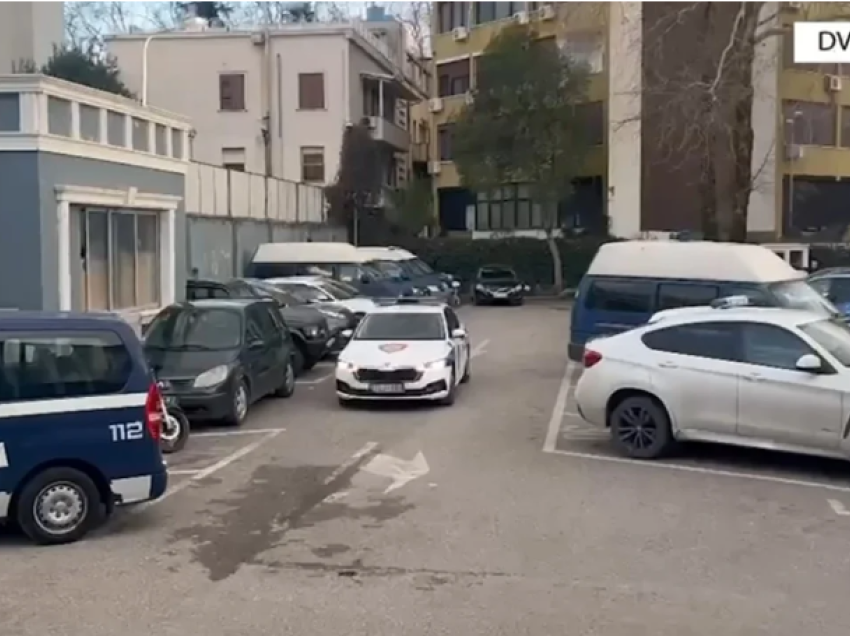 Dy pistoleta, krehra, municion luftarak dhe kokainë/ Dy persona bien në prangat e policisë së Tiranës