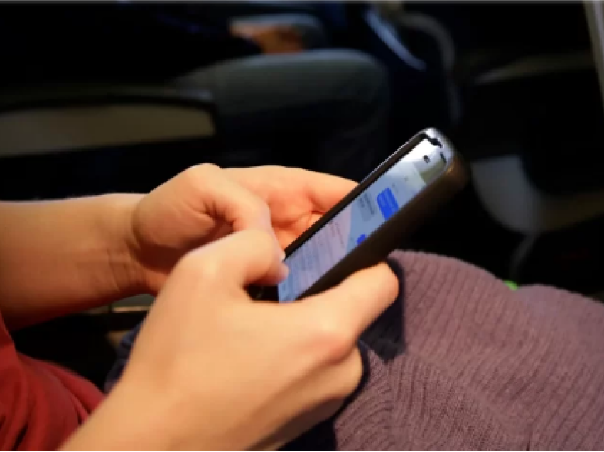 Pse duhet t’i ndalni telefonat apo të aktivizoni ‘airplane mode’ në aeroplan