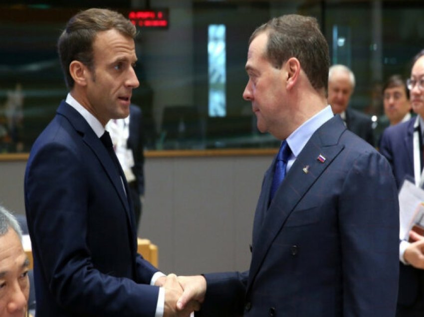 Presidenti francez shtyu vizitën në Ukrainë, Medvedev: Macron është një frikacak 