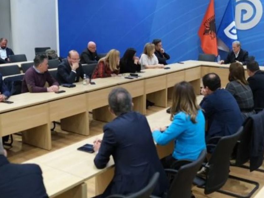 Negociatat me PS ‘u bekuan’ edhe nga Berisha, zbardhet debati pa media në grupin e Rithemelimit