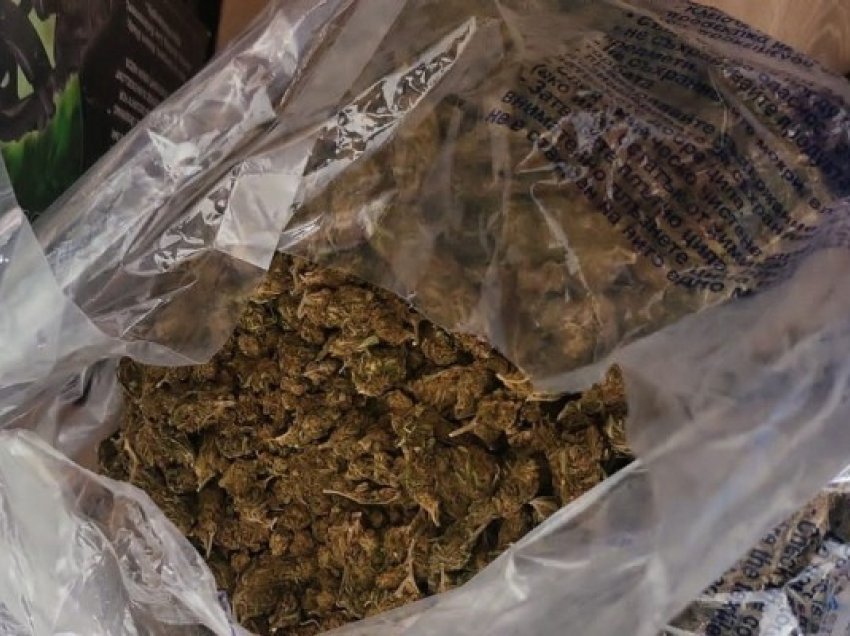 Policia sekuestron mbi një kilogram marihuanë në një shtëpi, arrestohet i dyshuari