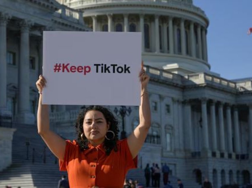 Drejtori i TikTok apel përdoruesve amerikanë: Mos e lejoni mbylljen e platformës