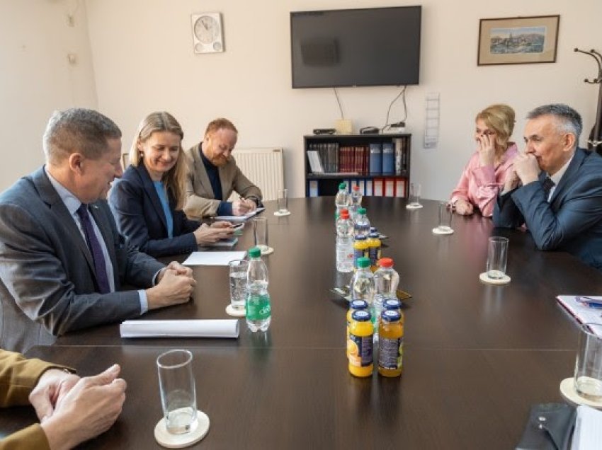 ​Ambasadori Szunyog takohet me serbët në veri