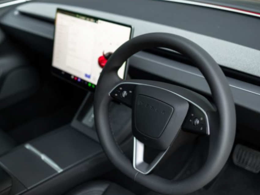 Si mund ta marrin hakerët kontrollin e një veture Tesla?