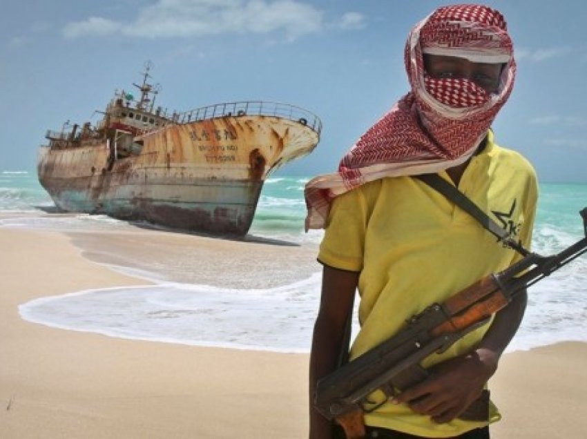 ​Marina indiane kap një anije të rrëmbyer nga piratët somalezë
