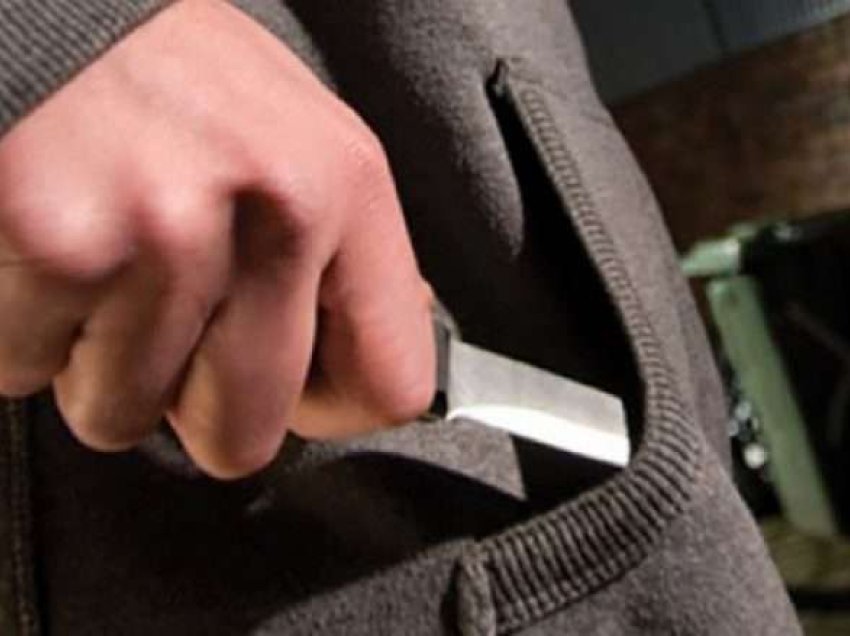 Theret me thikë një person në Prishtinë, arrestohet i dyshuari