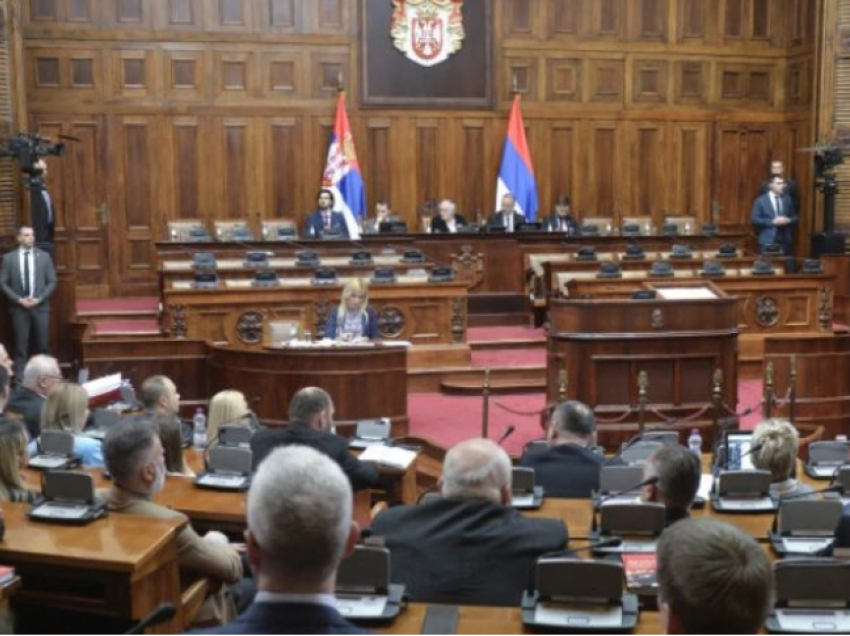 Kaos në parlamentin serb, deputetët e opozitës përplasen me gardën