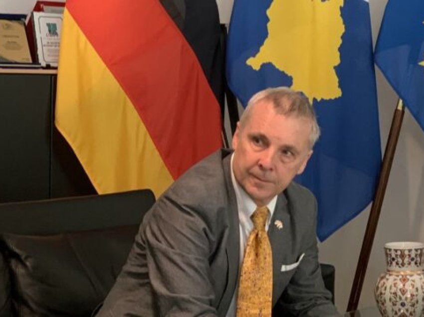 Rohde lavdëron Kosovën për ndihmën ushtarake ndaj Ukrainës: Ju lumtë