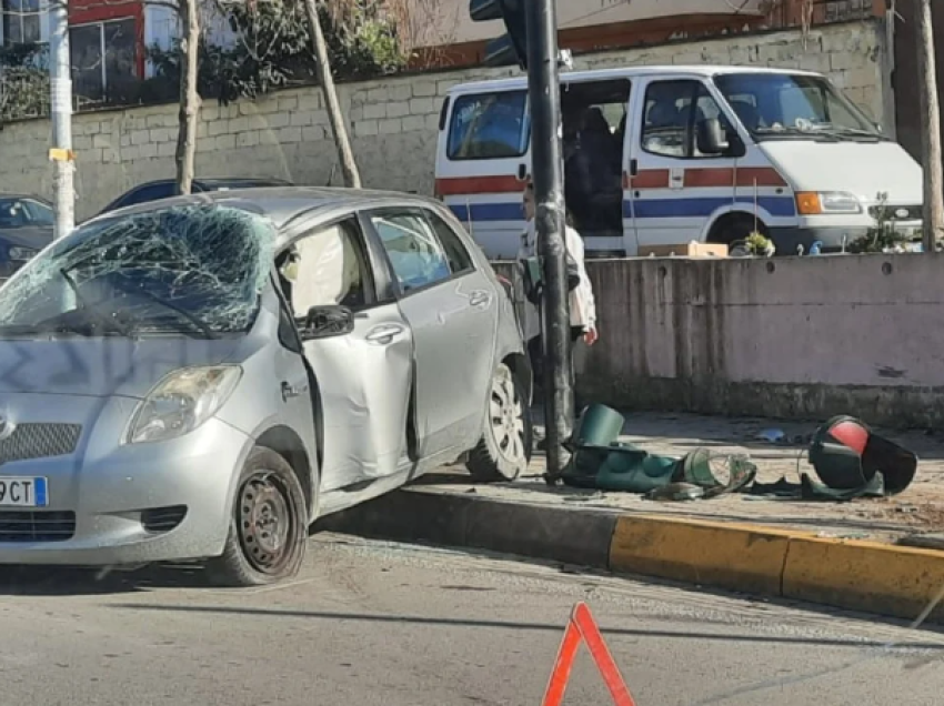 Aksident në Tiranë, drejtuesi i “Toyota” humb kontrollin dhe përplaset me semaforin