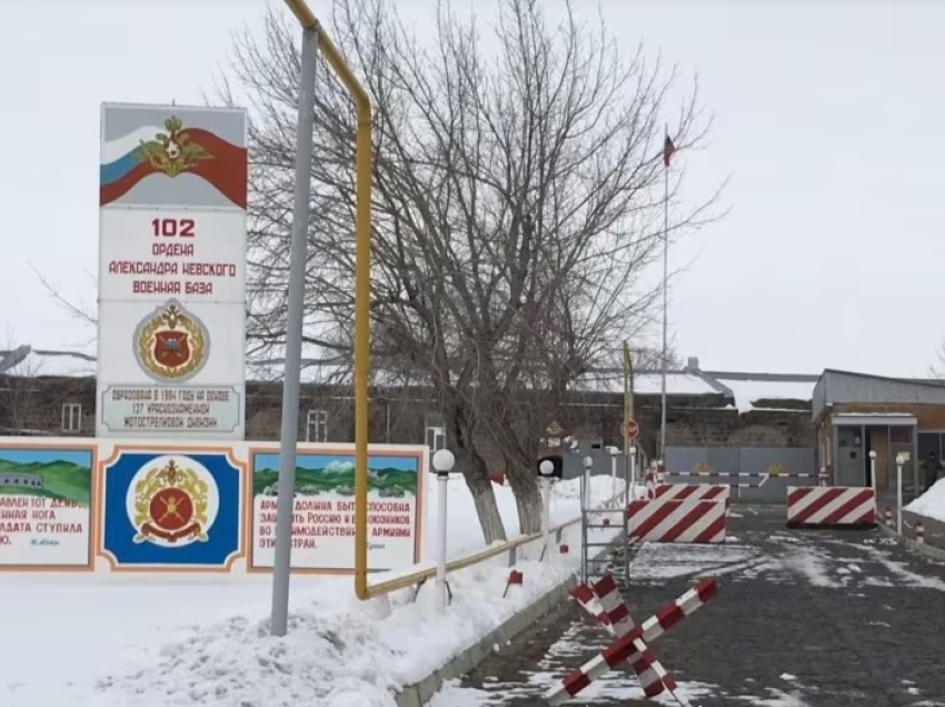 Vdes një ushtar rus pasi u qëllua me armë në një bazë ushtarake në Armeni