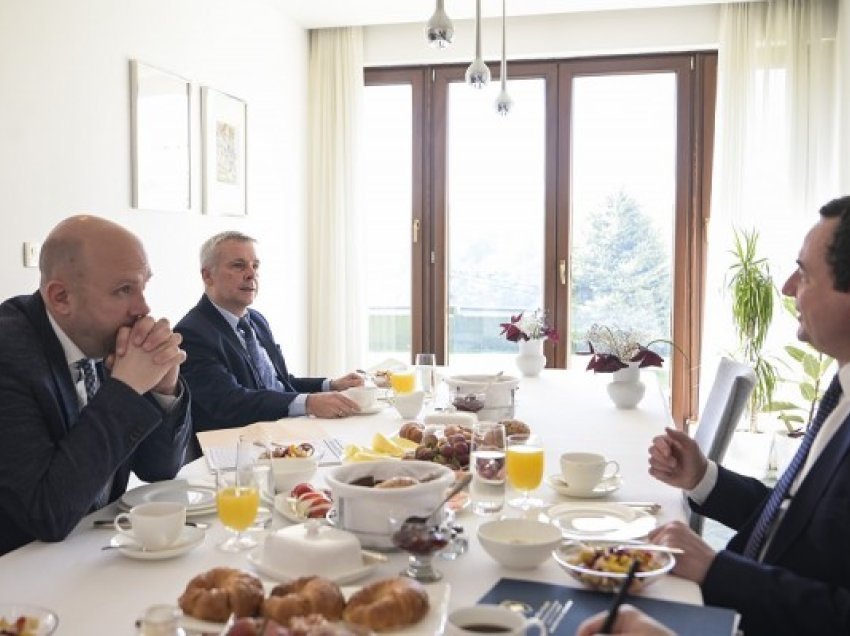 Kurti takohet me Sarrazin, diskutojnë për Samitin e radhës të Procesit të Berlinit