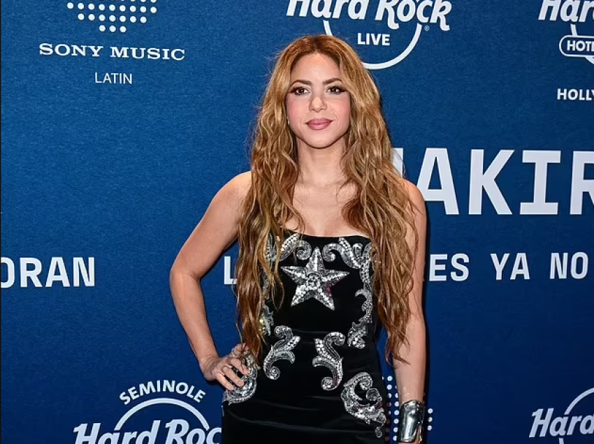 Shakira mahnit me një fustan të shkurtë, në festën e publikimit të albumit të saj të shumëpritur