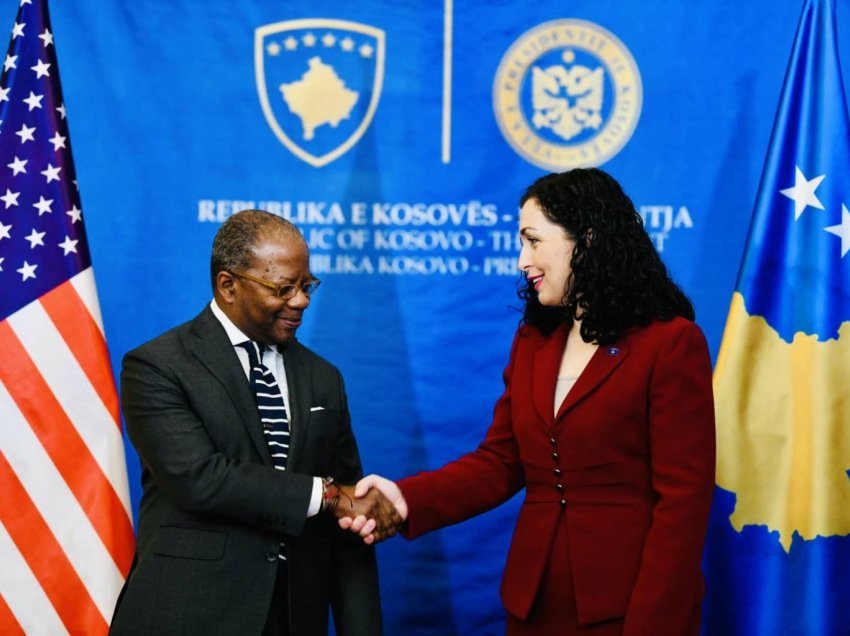 Zyrtari amerikan në Kosovë, ambasada: Të nderuar me vizitën e tij
