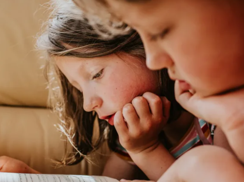 Dallimet mes fëmijëve që lexojnë në letër dhe atyre që lexojnë në ekrane digjitale