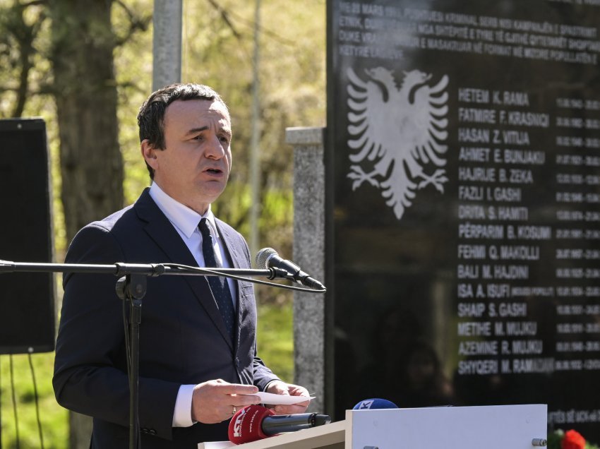 Kryeministri Kurti përkujtoi 14 të vrarët dhe 1 të zhdukur, në lagjen “Sofali” të Prishtinës