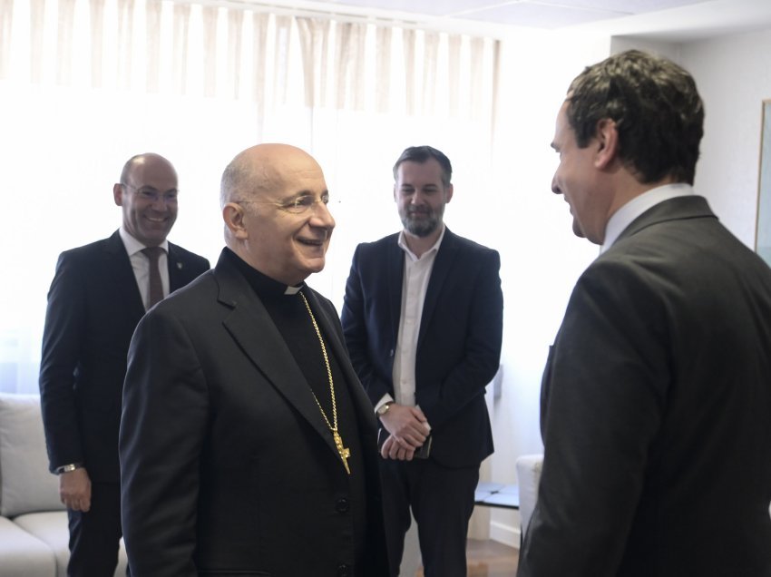 Kryeministri Kurti mirëpriti Delegatin Apostolik të Selisë së Shenjtë për Kosovë, Jean Marie Speich