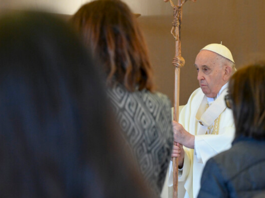 Romë, Papa Françesku nuk merr pjesë në ceremoninë “Udha e Kryqit”