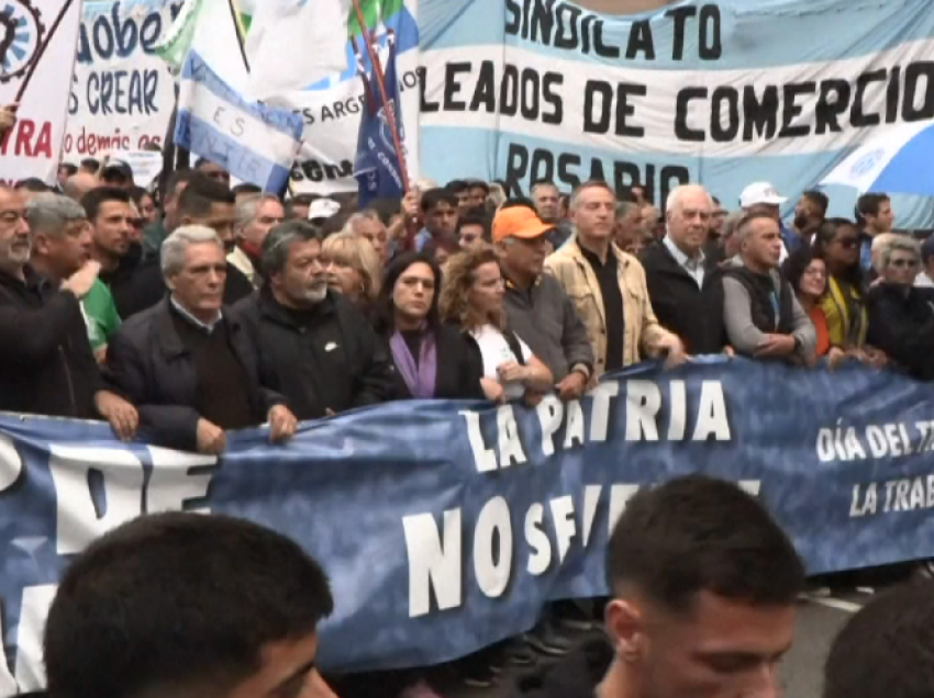 Mijëra argjentinas marshojnë në Buenos Aires kundër qeverisë, në Ditën Ndërkombëtare të Punëtorëve