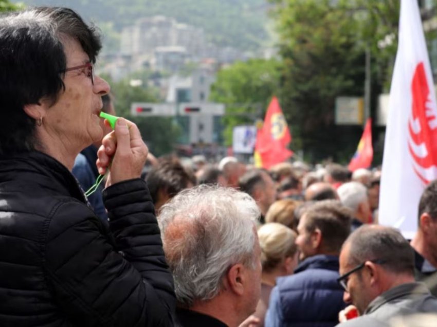 “Me pagat që marrim mezi arrijmë ta mbyllim muajin” – Punëtorët protestojnë në Shkup