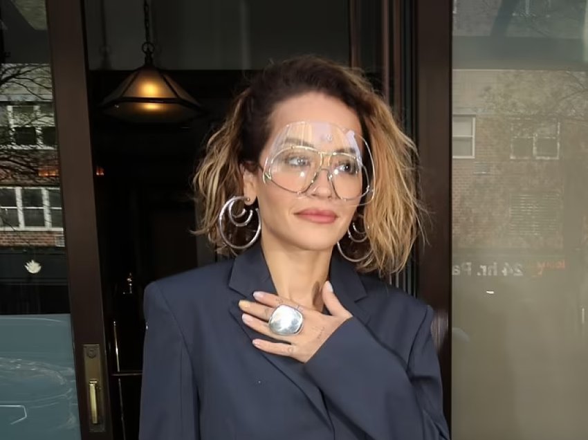 Rita Ora me një tjetër paraqitje elegante rrugëve të New Yorkut, ndërsa promovon markën e saj të re të kujdesit për flokë