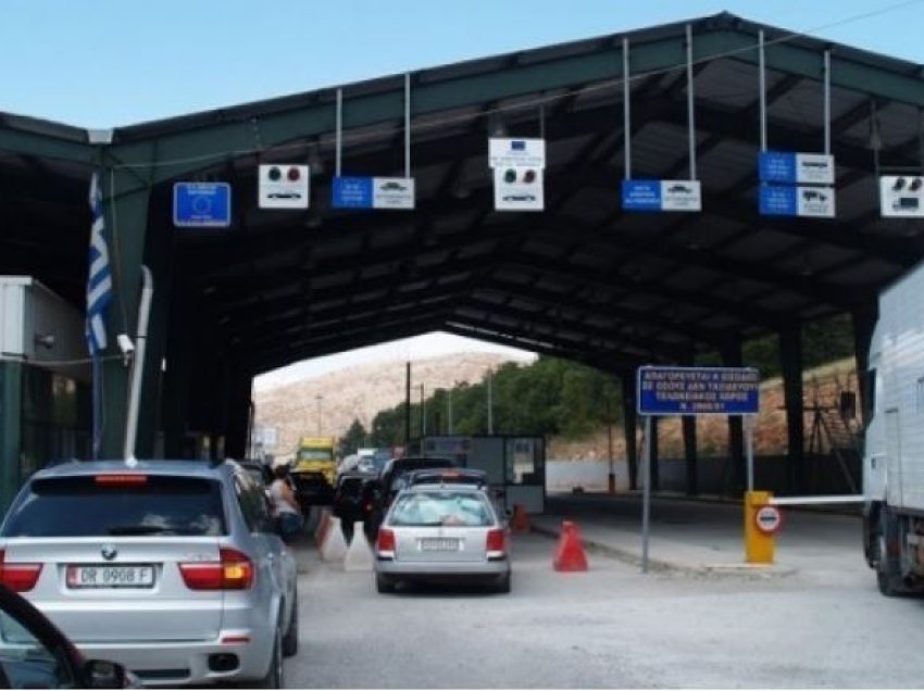 Pashkët Ortodokse kthejnë emigrantët në atdhe, fluks në pikën kufitare të Kapshticës
