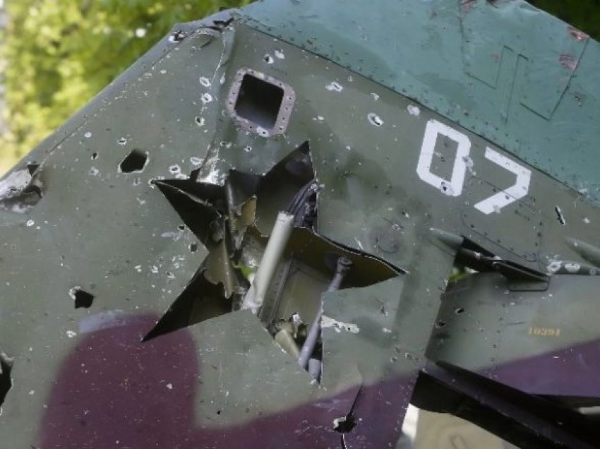 Zelensky thotë se ushtria ukrainase rrëzoi një aeroplan luftarak rus Su-25