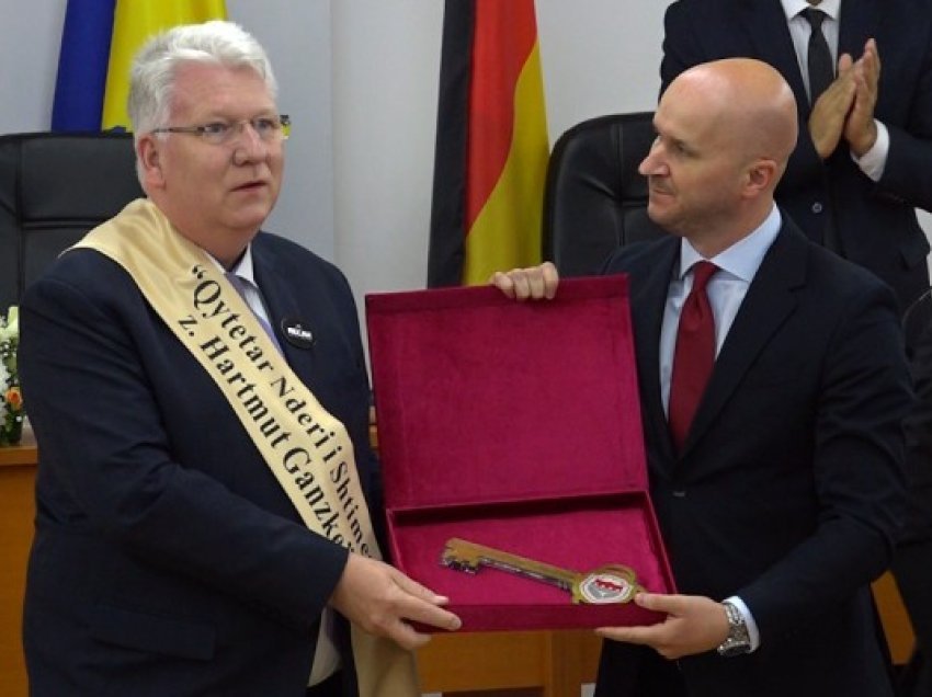 ​Komuna e Shtimes ndan çmimin “Qytetar Nderi” për politikanin gjerman Hartmut Ganzke