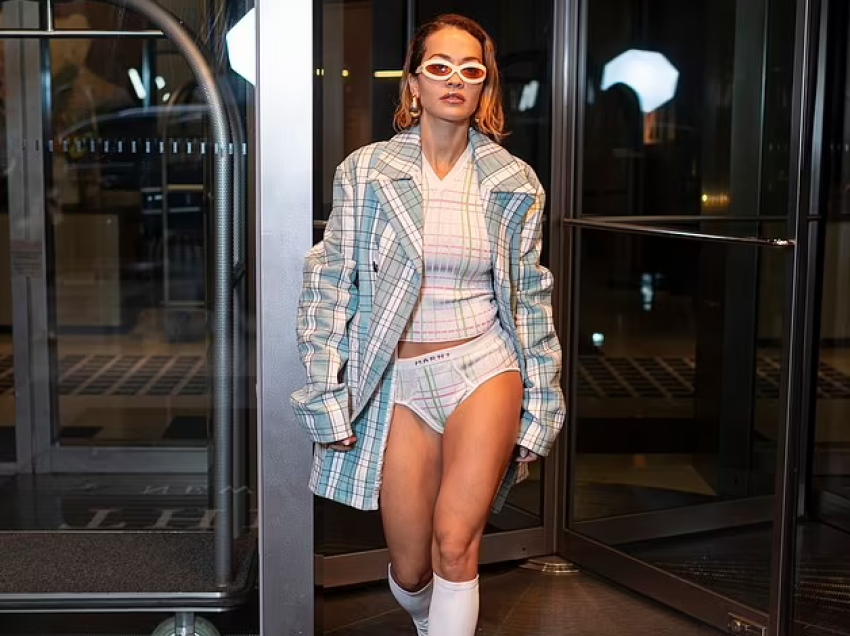 Rita Ora tregon stilin e saj unik, ndërsa del në New York përpara Met Gala