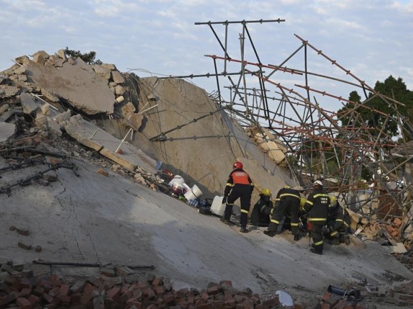 Ekipet e shpëtimit kontaktojnë disa punëtorë të gjallë në rrënojat e një shembjeje vdekjeprurëse në Afrikën e Jugut