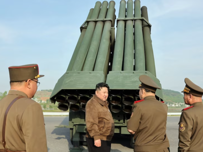 Kim Jong Un e mbikëqyr testimin e një raketahedhësi të ri