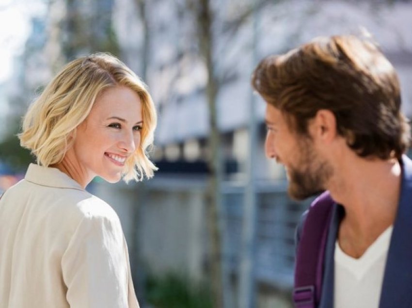 Gjashtë gabimet që bëjnë femrat kur flirtojnë