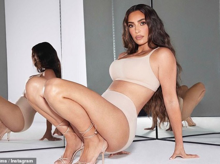 Kim Kardashian e zhveshur pozon para pasqyrës