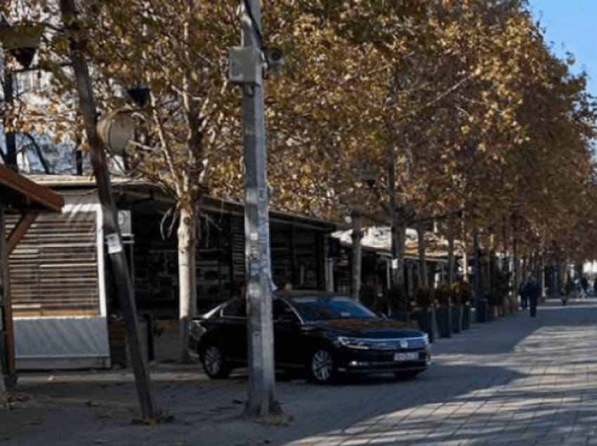 Zv.kryeministri Fatmir Bytyqi shkel rregullat e trafikut, e parkon makinën në trotuar derisa qëndron në kafene