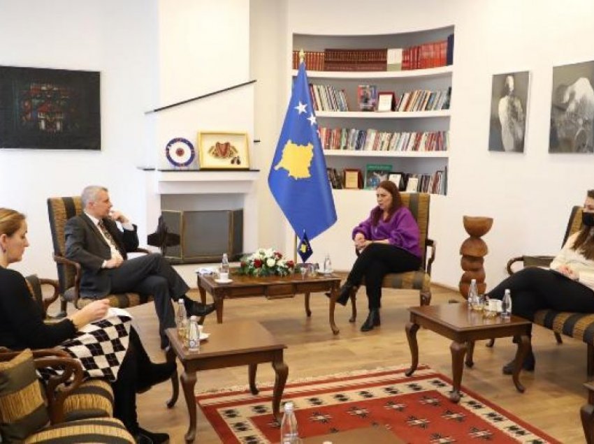 Dumoshi takon ambasadorin gjerman në Kosovë