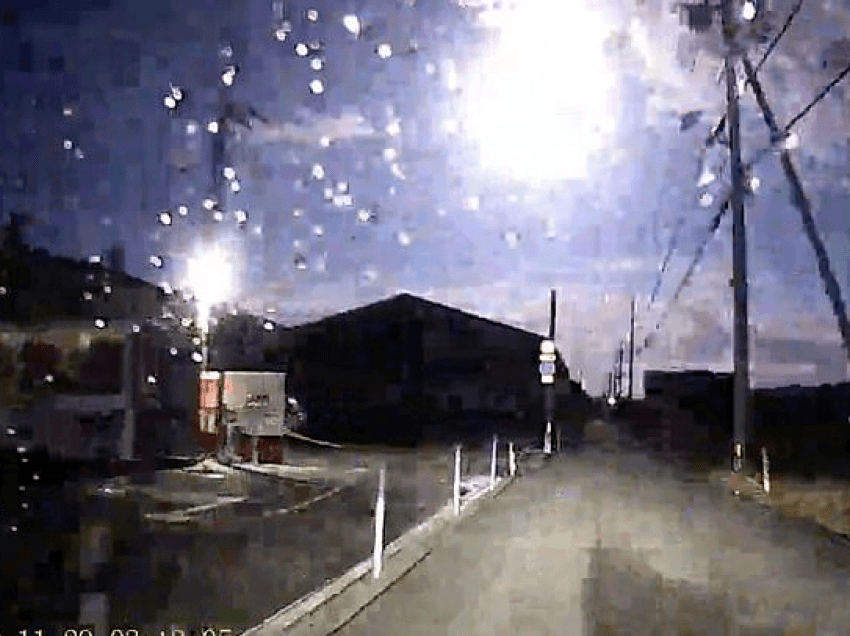 Video spektakolare/ Meteori gjigand shkëlqen qiellin e natës në Japoni duke u djegur
