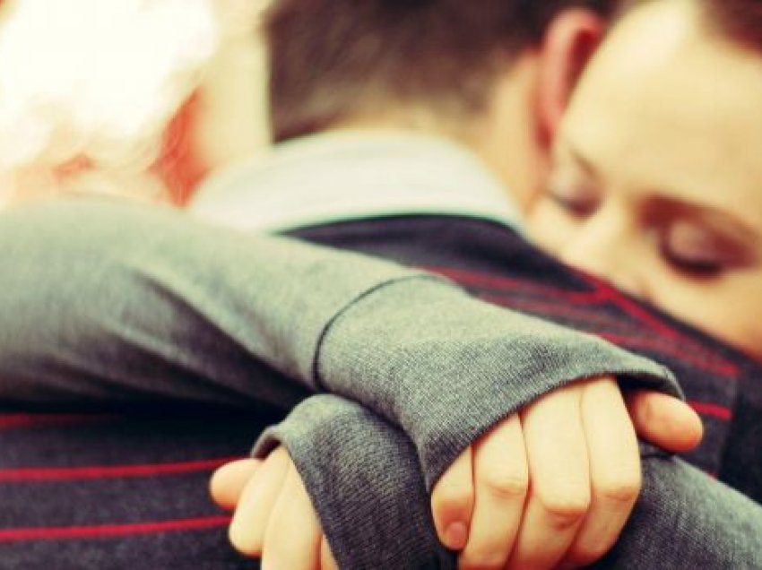 Shtatë arsye pse duhet të përqafoni patjetër dikë sot