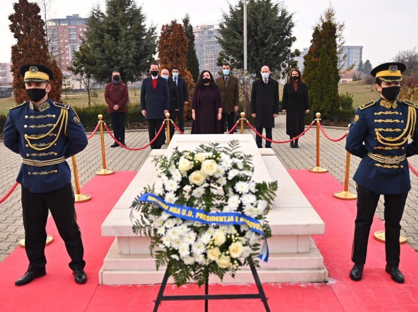 Osmani bën homazhe para varrit të Rugovës në ditëlindjen e tij