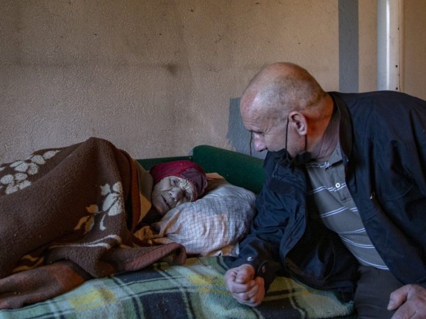 Mediat botërore shkruajnë se si Fadil Rama kujdeset për serben e vetmuar në Kosovë