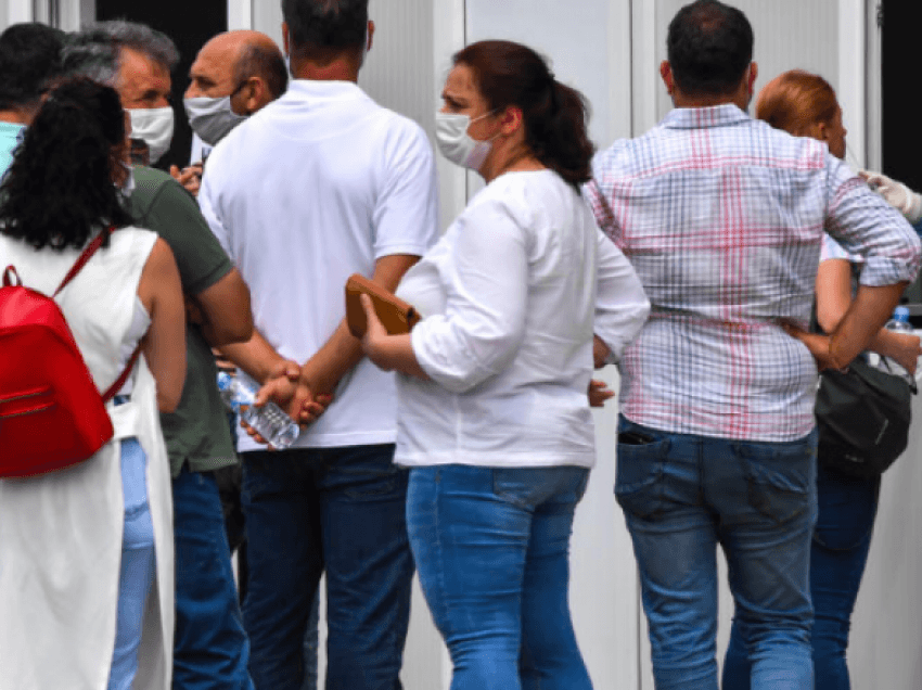 Qeveria e Maqedonisë kërkon vazhdimin e gjendjes së krizës, autoritetet shëndetësore bëjnë thirrje për kujdes
