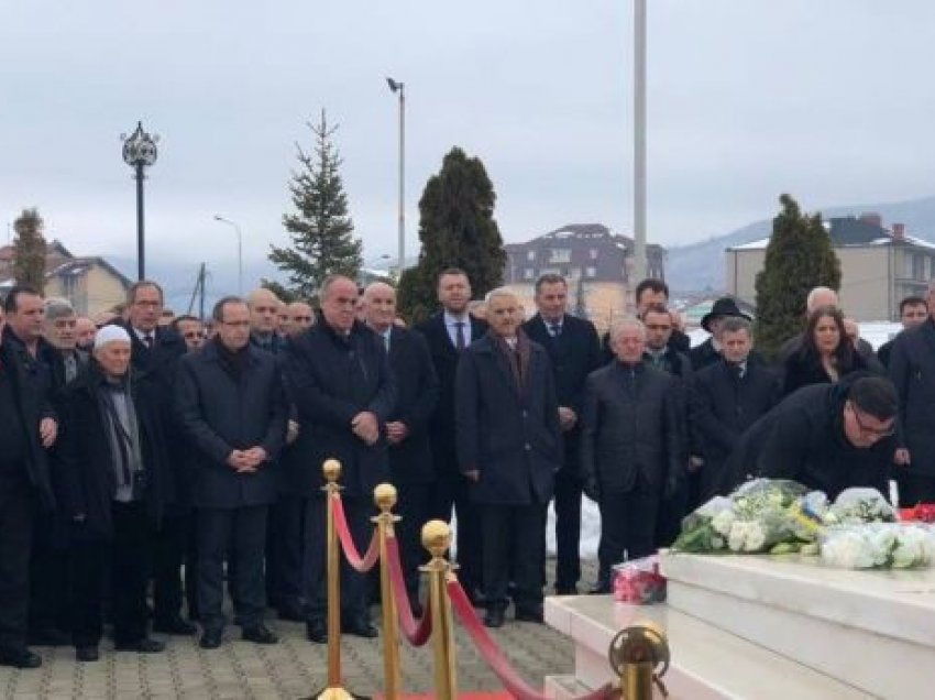 Haziri, gjatë vizitës tek varri i ish-presidentit Rugova, tregon se çka i bie të jesh rugovian