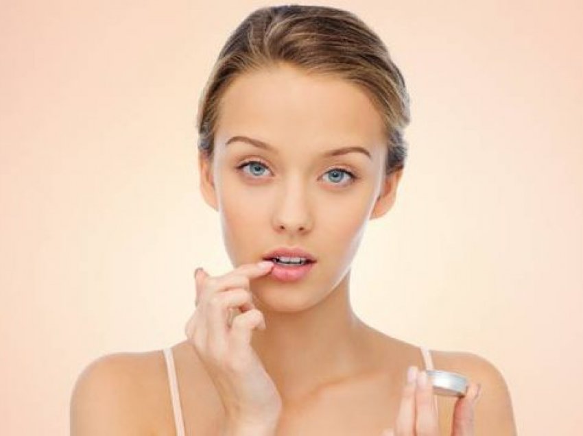 Çfarë e shkakton tharjen e buzëve dhe ç’duhet të bëni