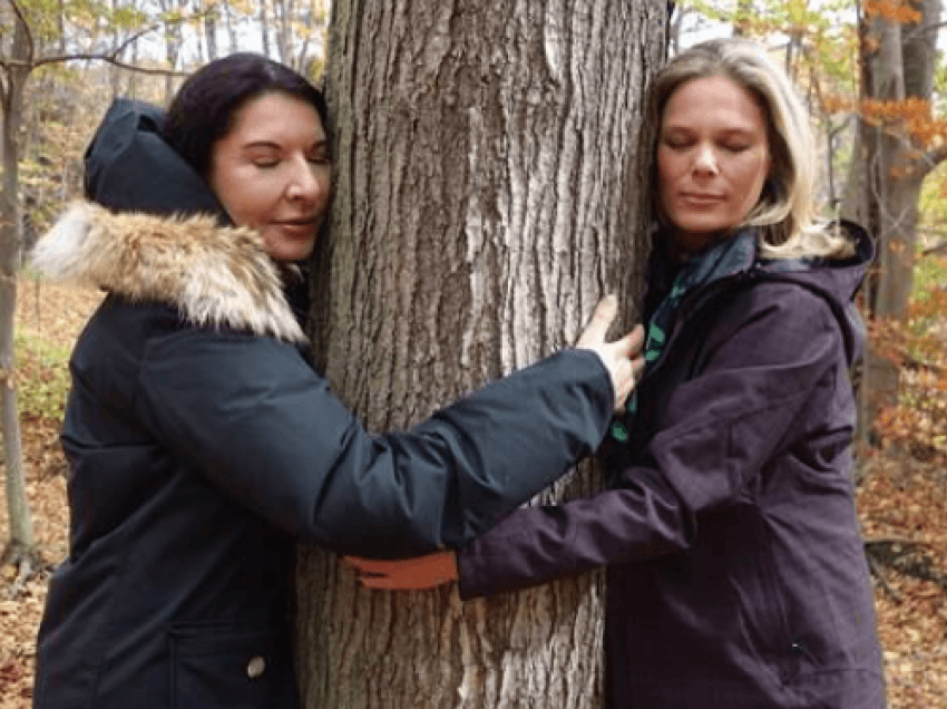 Artistja botërore Abramoviq: Shtrëngoje pemën, është tretmani më i mirë që mund të bëni 