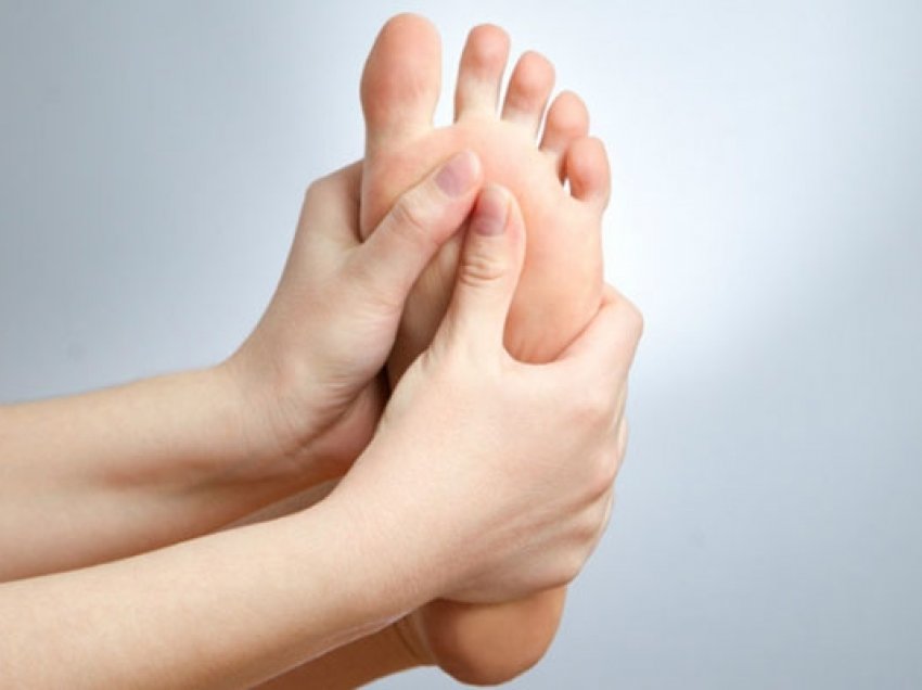 Si të lironi dhimbjen nga ngërçet kudo në këmbë