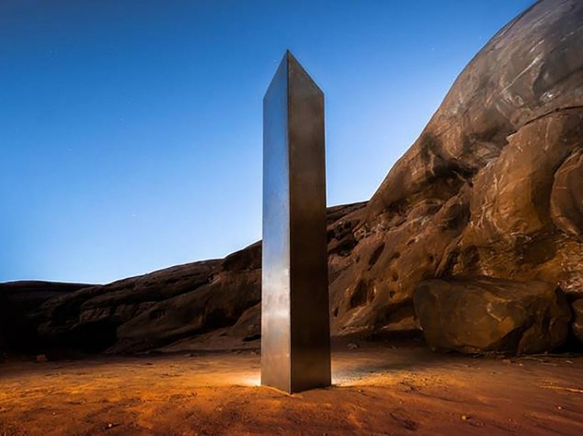 Vazhdon misteri i strukturave metalike, një monolit i tretë shfaqet në Kaliforni 