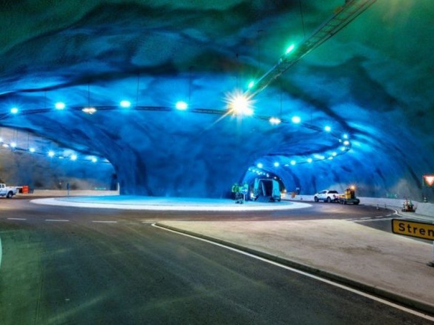 Brenda rrjetit të tuneleve nënujore në Ishujt Faroe, aty ku pika më e ulët është në 187 metra thellësi