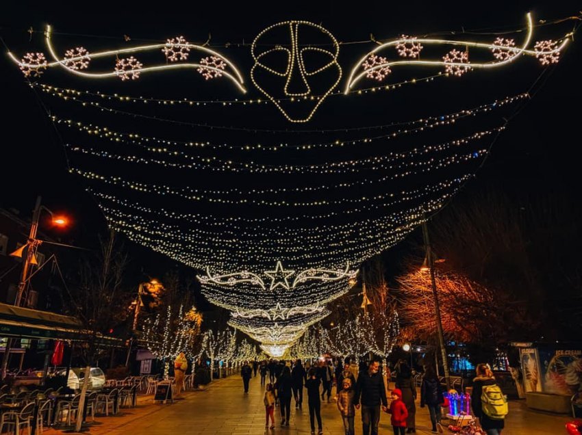 Ndezen dritat e festave të fundvitit në Prishtinë 